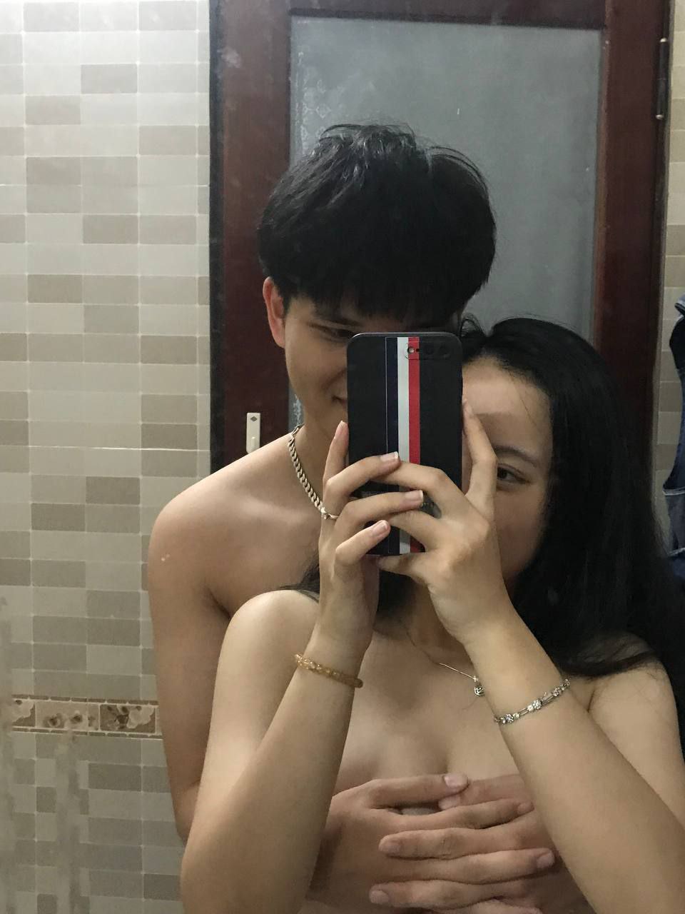 Bố má đi vắng, tôi ở nhà đã bị 2 cô cô bạn gái cùng cha khác má cám dỗ