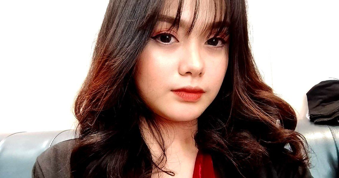 Cô gái: Cái của anh xấu quá, hehe, anh đã tắm chưa? Chẳng trách mà nó lại hôi thế. Cậu bé: Ngoan nào, nếu anh muốn, không, anh chưa giặt nó, anh biết là anh sai rồi.